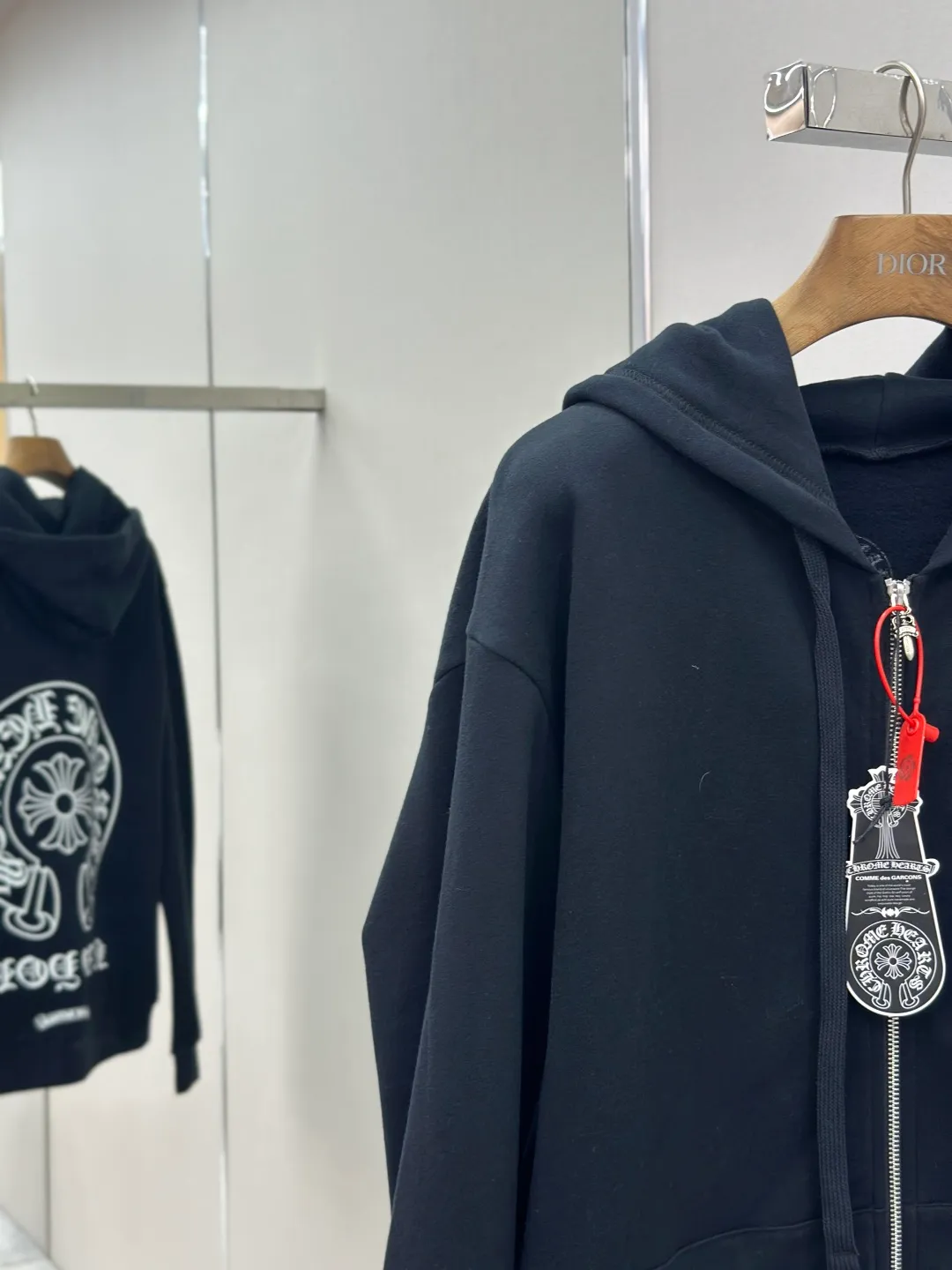 P480 Chrome Hearts letter-printed zipper jacket. Customized plain suede cotton. Delicate and smooth, comfortable and close to the skin. It is made of deep black as the base. Plain white lines are neatly cracked. The cross pattern on the front is precisely embellished on the chest, while the gray CH pattern is looming on the hem to control the visual focus. The scroll mantra is outlined on the back like an ancient seal. Ruggedness and sophistication coexist. The zippered hooded silhouette deconstructs the lazy drape carrying suede. A rock oracle that whispers that I am the rule. A rebellious ceremony about wearing and performing. Process 1: Use glue printing. The printing is modified three times by the film screen. Use glue liquid paint to print the pattern on the fabric. Bake the fabric to fix the printing pattern. Process 2: The fabrics are washed and have a better hand feel. Not easy to deform. Not easy to shrink. Not easy to fade. Maintain long-term beauty. Accessories: Customized CH zipper. Customized CH trademark. Version: Loose version. Size: S M L XL